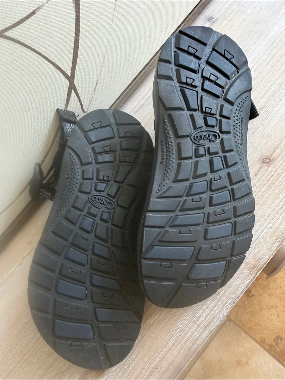 NWOT Chaco Kids Black, Navy, and Gray Webbing Strap Sandals - never worn